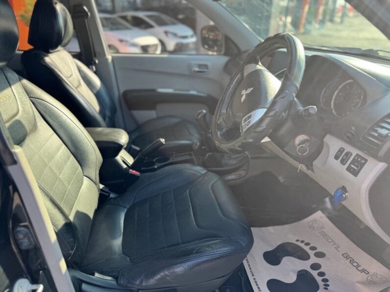 Mitsubishi L 200 2011